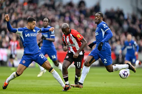 Giải thích back pass trong bóng đá