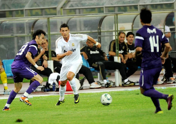 Đổi sân giữa hiệp vì thời tiết